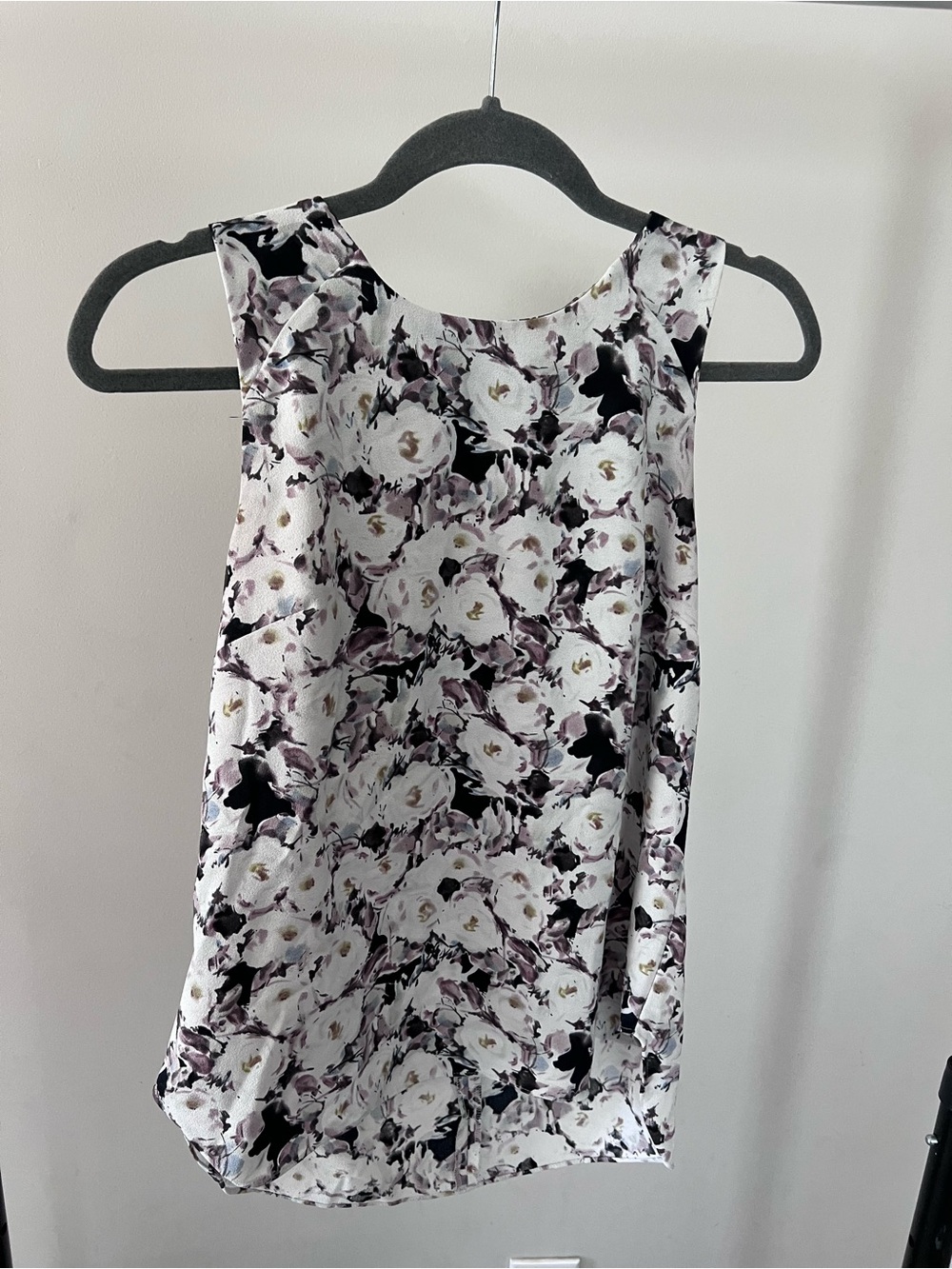 Sleeveless Floral Shell Top in White and Black